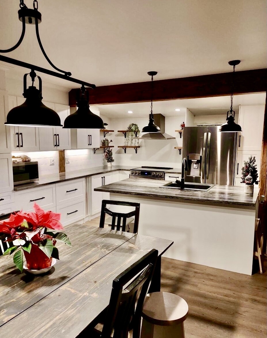 Maison à deux étages à galerie blanche élégante à grandes fenêtres